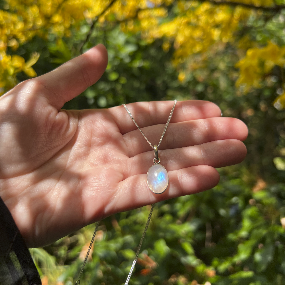 Elegance Regenbogen Mondstein Halskette Oval - Weibliche Stärke & Anti-Stress