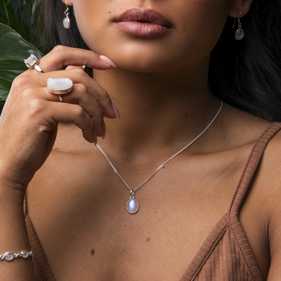 Elegance Regenbogen Mondstein Halskette Oval - Weibliche Stärke & Anti-Stress